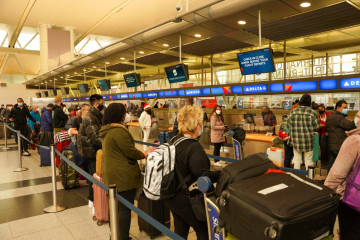 Flights canceled during the spread of the Omicron coronavirus variant on Christmas Eve in Queens, New York City