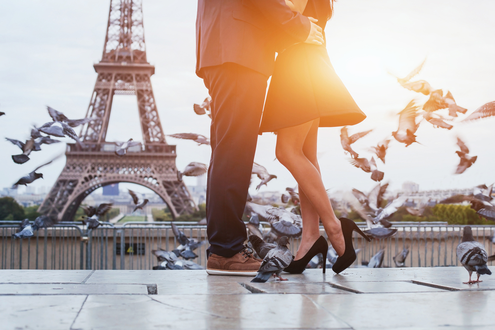 Couple,Near,Eiffel,Tower,In,Paris,,Romantic,Kiss