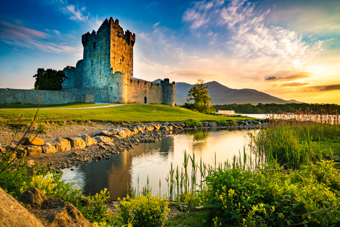 Ancient,Old,Fortress,Ross,Castle,Ruin,With,A,Lake,,Green