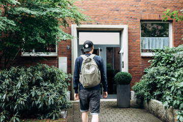 A,Tourist,Goes,To,The,Guesthouse,Or,Hostel,In,Order