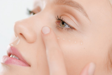 Extreme,Close-up,Of,Young,Caucasian,Woman,With,Pure,Skin,Applies