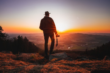 A,Photographer,Takes,Photos,In,Nature,At,The,Sunset,Travel