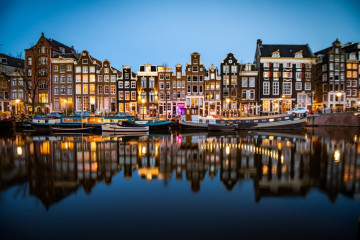 Night,Time,Shot,Of,The,Singel,Canal,,Amsterdam,With,Historic