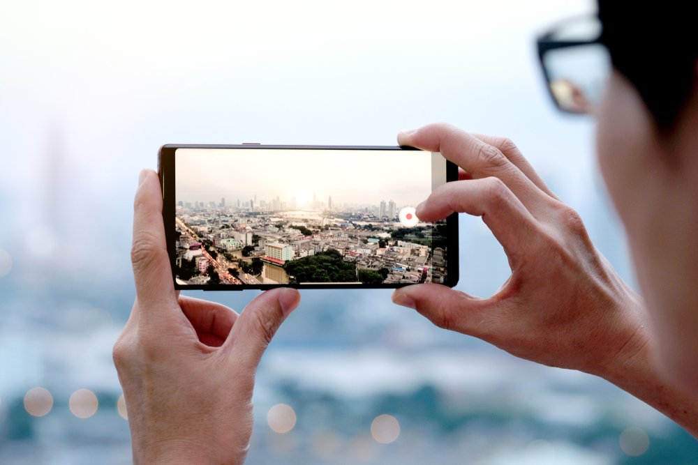 Young,People,Take,Pictures,Of,The,Buildings,In,The,City.