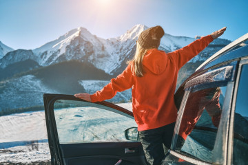Woman,Traveling,Exploring,,Enjoying,The,View,Of,The,Mountains,,Landscape,
