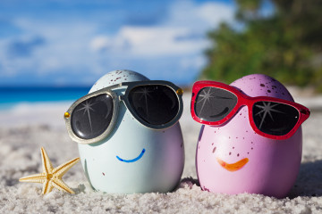 Happy,Easter,Eggs,With,Sunglasses,On,Ocean,Beach
