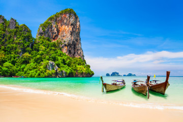 Boats,At,The,Beauty,Beach,With,Limestone,Cliff,And,Crystal