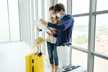 Young,Caucasian,Traveler,Couple,Love,Wear,Mask,For,Prevention,For