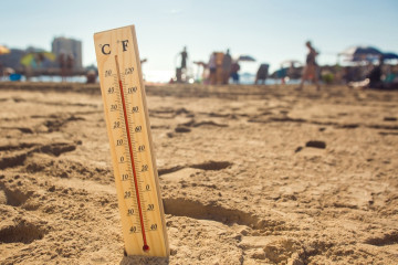 Hot,Weather.,A,Temperature,Scale,On,A,Beach,Shows,High