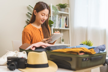 Vacation,,Holiday,Travel,,Traveler,Asian,Young,Woman,,Girl,Hand,Check